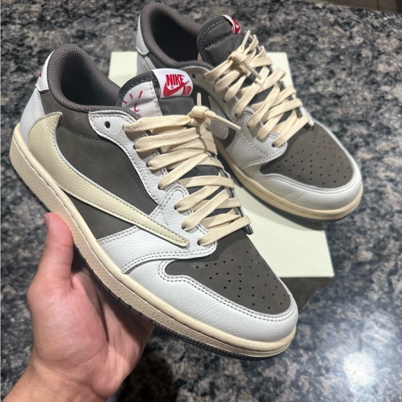 Travis Scott’s x Air 1 retro lows ‘Reverse Mocha’ - Picture 2 of 10